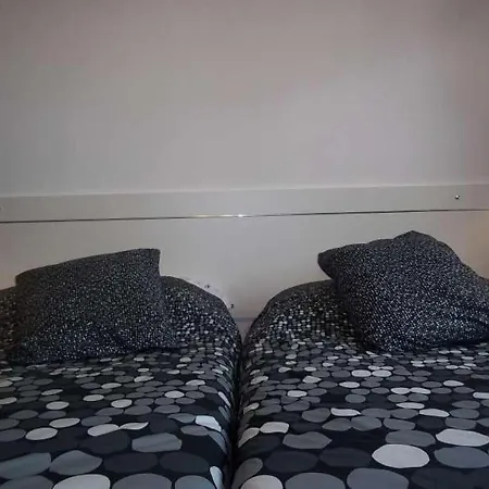 Sleeps 4 Pool Wifi Apartament